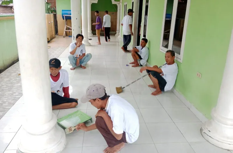 Relawan Ganjar-Mahfud Lampung Melakukan Pengecatan Masjid Nurul Amal di Gebang Hilir Pesawaran