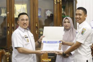 Serahkan Surat Rekomendasi BLUD, Sekda Pesawaran Harapkan Peningkatan Pelayanan Kesehatan