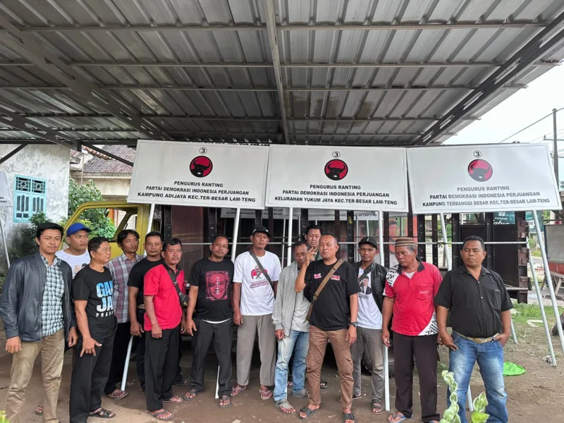 Kader Senior PDI Perjuangan Mingrum Gumay Berikan Bantuan Plang PAC dan Ranting di Terbanggi Besar