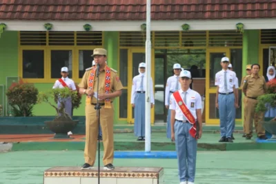 Hadir di SMAN 1 Liwa, Pj. Bupati Lambar Jadi Pembina Upacara: Ingatkan Siswa Bijak Bermedia Sosial