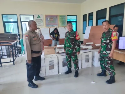 Pastikan Aman, TNI-Polri Pantau Rekapitulasi Penghitungan Suara Hasil Pemilu 2024 di Tingkat Kecamatan