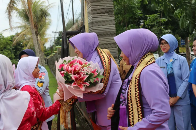 Ketua Umum Dharma Pertiwi, Ny. Evi Agus Subiyanto Kunjungi SLB Kemiling Balam