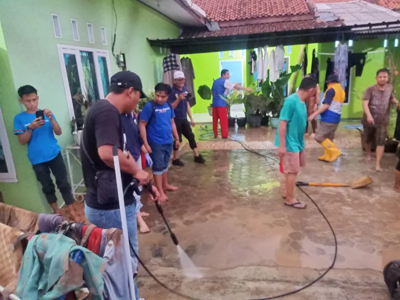 KNPI bersama RPL Bantu Korban Terdampak Banjir di Rajabasa