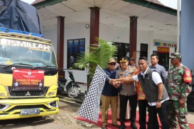 Kapolres Mesuji Bersama Ketua KPU Mesuji Melakukan Pelepasan Logistik Pemilu 2024