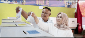 Nanang Ermanto dan Istri Nyoblos di TPS 001 Desa Way Galih, Pesan Jangan Golput