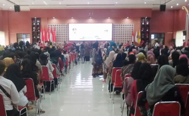 Walikota Bandar Lampung Serahkan Insentif Relawan Perempuan dan Anak di Aula Semergou