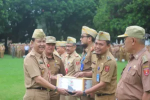 Pj. Bupati Nukman Serahkan Penghargaan Laporan Capaian Kinerja Penyerapan Anggaran