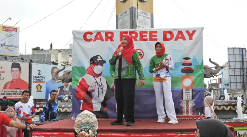 Walikota Bandar Lampung Hj. Eva Dwiana Hadiri Kegiatan Car Free Day di Tugu Adipura