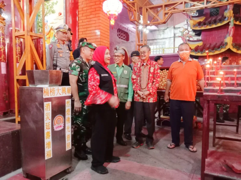 Walikota Bandar Lampung, Hj. Eva Dwiana Kunjungi Vihara Thai Hin Bio Pada Malam Imlek 2024