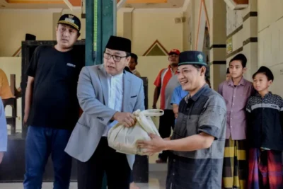 Langsung ke Lokasi Korban Puting Beliung, Wahdi Serahkan Bantuan