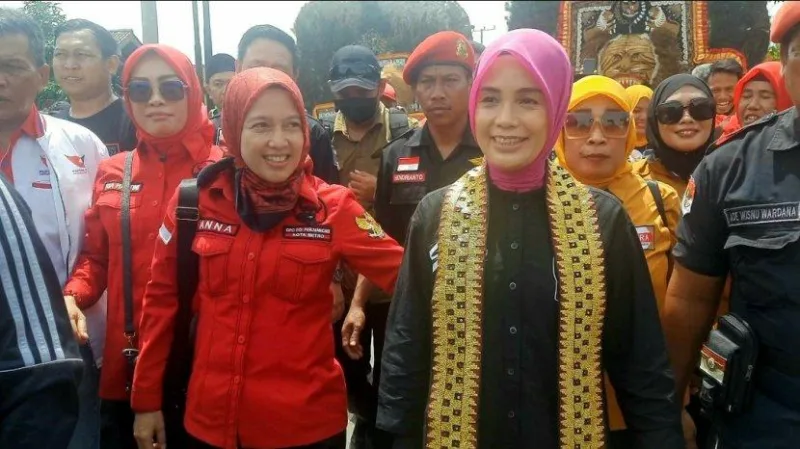 Sekretaris Komisi IV DPRD Lampung Kostiana Sambut Kedatangan Istri Ganjar Pranowo