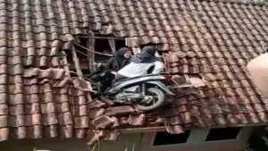 Aneh Tapi Nyata, 2 Siswi SD ini Ngabuburit Sambil Motoran, Malah Nyungsep di Genteng Rumah Warga