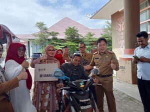 Bersama Kemensos RI, Pemkab Pesawaran Salurkan Bantuan Kendaraan Roda Tiga