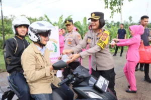 Hari Keempat Jelang Buka Puasa, Kapolres Pesawaran Bagikan Takjil Kepada Pengendara