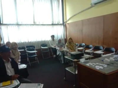 UPT Bahasa Gelar Pelatihan Bahasa Inggris bagi Tenaga Kependidikan