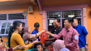 Sambut Paskah, GMKI Kolaborasi dengan KNPI Berbagi di Kecamatan Bumi Waras