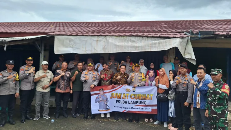 Irwasda Polda Lampung di Dampingi Kapolres Pesawaran Lakukan Jumat Curhat di Pasar Sukaraja, Gedung Tataan