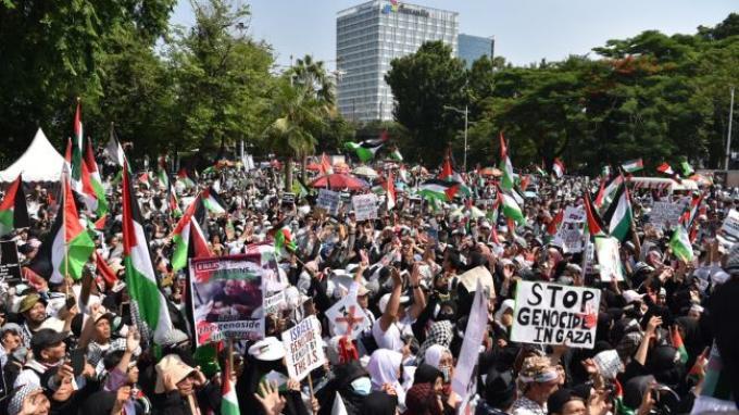 Massa Bela Palestina di Depan Kedubes AS Serukan Boikot Kurma Israel
