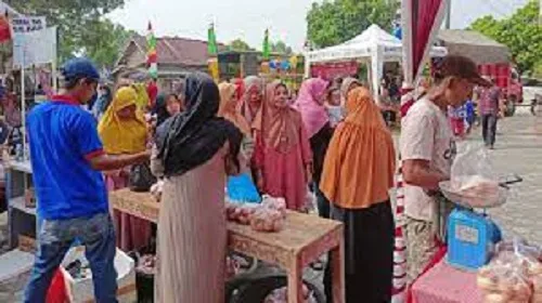 Masyarakat Serbu Pasar Murah di Desa Kalirejo Kecamatan Palas