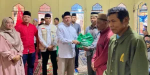 Safari Ramadhan Perdana, Pj Bupati Nukman Bagikan 50 Paket Sembako