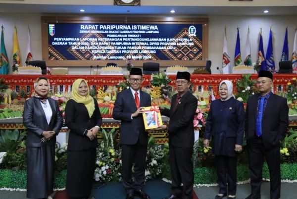 Ketua DPRD Lampung, Mingrum Gumay Menerima LKPJ Kepala Daerah Tahun 2023 dari Sekdaprov Fahrizal dalam Rapat Paripurna Istimewa DPRD