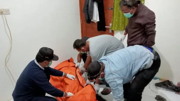 Tercium Bau Busuk, Seorang Pria Ditemukan Tewas di Kamar Kosnya