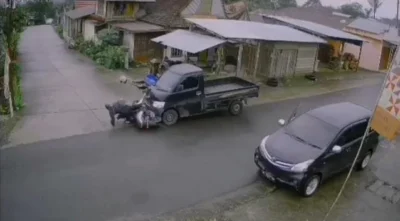 Terekam CCTV, Mobil Grandmax Tabrak Pengendara Motor Hingga Terseret Belasan Meter