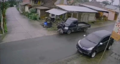 Terekam CCTV, Mobil Grandmax Tabrak Pengendara Motor Hingga Terseret Belasan Meter