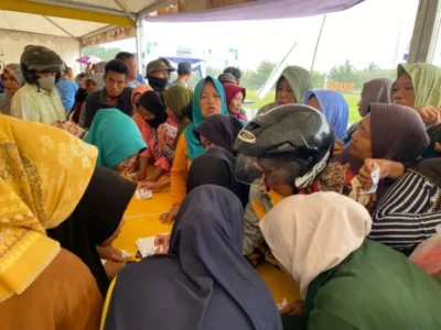 Warga 4 Kelurahan di Lamteng Berbondong-bondong Antre Sembako Murah
