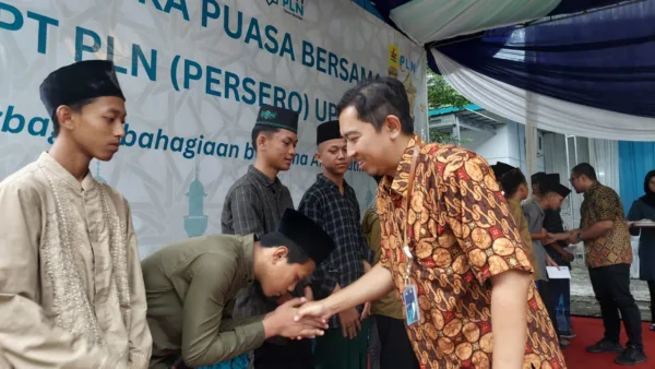 Mustahik di Lampung Mendapat Ratusan Paket Sembako dan Santunan dari YBM PLN