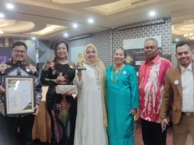 Bersama Les’ Compaque Production SDN BHD Pendiri Upin & Ipin Series, Yayasan Nur Saadah Dimyati Raih Penghargaan