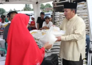 Safari Ramadan 1445 H, Gubernur Arinal Membagikan Bantuan Ratusan Paket Sembako dan 2 Kursi Roda
