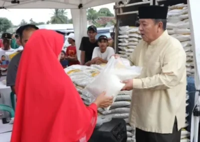 Safari Ramadan 1445 H, Gubernur Arinal Membagikan Bantuan Ratusan Paket Sembako dan 2 Kursi Roda