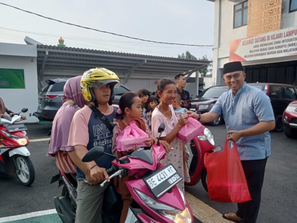 Bagikan 500 Paket Takjil Kajari Bersama Ikatan Adhyaksa Dharmakarini