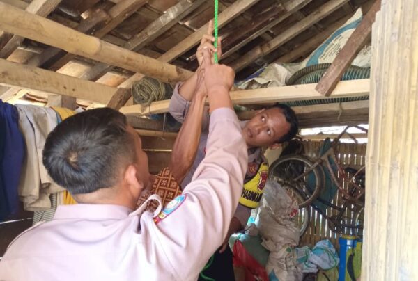 Polisi Evakuasi Penemuan Jasad Seorang Pelajar Gantung Diri