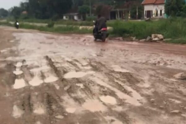 Viral Jalan Rusak, Kado Ultah Ke-25 Lampung Timur