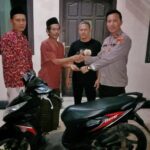 Usai Gulung 2 Pelaku Curat dan 1 Penadah, Kapolsek Seputih Surabaya Kembalikan Sepeda Motor Milik Korban