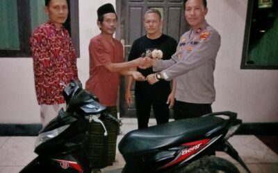 Usai Gulung 2 Pelaku Curat dan 1 Penadah, Kapolsek Seputih Surabaya Kembalikan Sepeda Motor Milik Korban