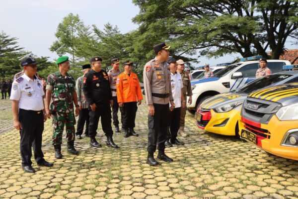 Siap Laksanakan Operasi Ketupat Krakatau 2024, Kapolres Tanggamus Pimpin Apel Gelar Pasukan