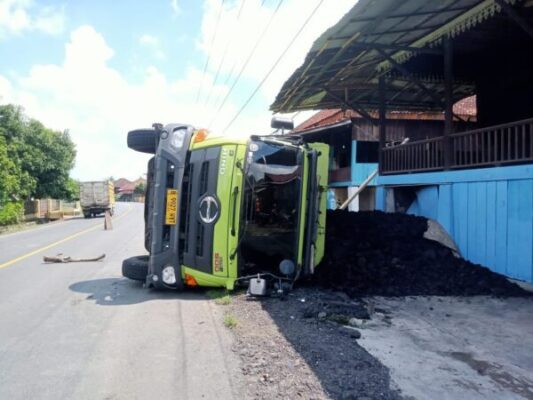 Armada Pengangkut Batubara Milik Perusahaan SCE Mengalami Kecelakaan Tunggal di Jalinteng Sumatera