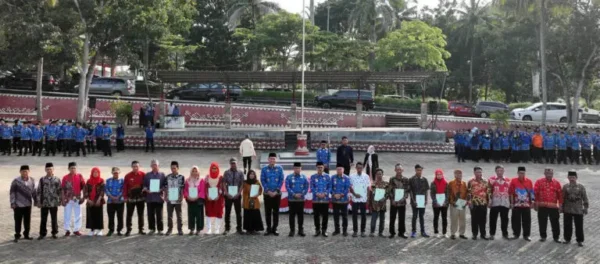 Bupati Lamsel Serahkan Sertifikat Gratis Kepada Warga Penerima Bedah Rumah