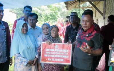 Gandeng CSR, Bupati Lampung Selatan Kembali Serahkan Bantuan Bedah Rumah