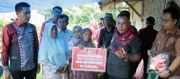 Gandeng CSR, Bupati Lampung Selatan Kembali Serahkan Bantuan Bedah Rumah