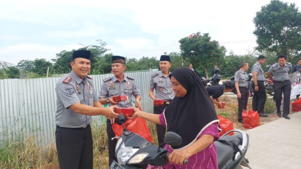 Lapas Narkotika Kelas IIA Bandar Lampung Berbagi Takjil Sekaligus Memperingati Hari Bakti Pemasyarakatan Ke-60
