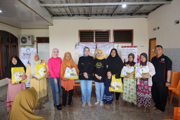 Dharma Wanita Persatuan Provinsi Lampung bersama DWP Biro Umum dan DWP Bapenda Salurkan Bantuan untuk Warga Terdampak Banjir, di Rajabasa, Bandar Lampung
