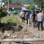 Pj Bupati Lambar Drs. Nukman Meninjau Puing-puing Sisa Banjir