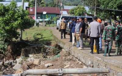 Pj Bupati Lambar Drs. Nukman Meninjau Puing-puing Sisa Banjir