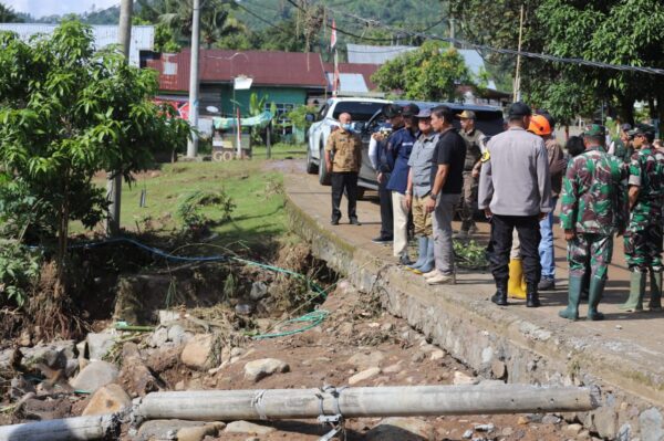 Pj Bupati Lambar Drs. Nukman Meninjau Puing-puing Sisa Banjir
