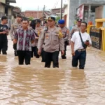 Kapolresta Bandar Lampung Turun Langsung Berikan Bantuan Kepada Warga Terdampak Banjir di Kecamatan Teluk Betung Timur