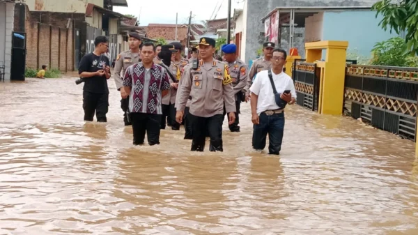 Kapolresta Bandar Lampung Turun Langsung Berikan Bantuan Kepada Warga Terdampak Banjir di Kecamatan TBT